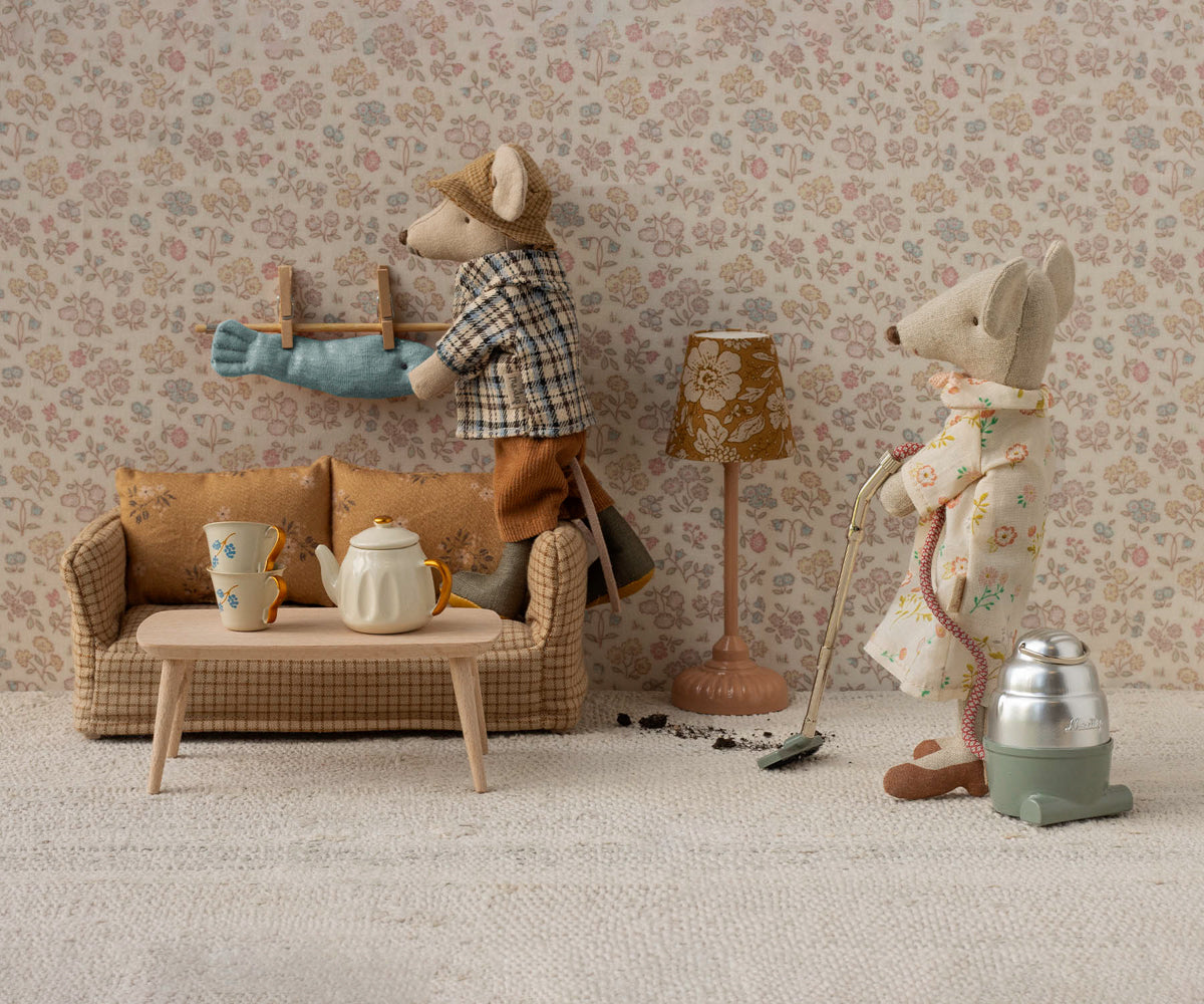 Coffee table, Mouse - Nature