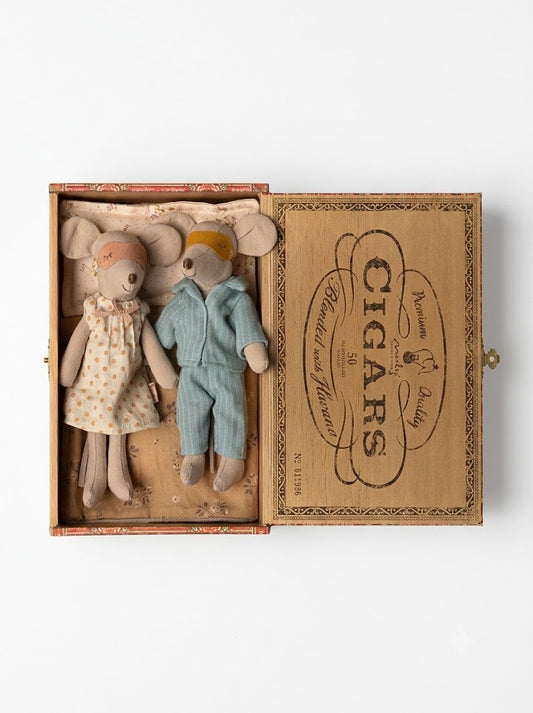 Mum & Dad Mice In Cigar Box