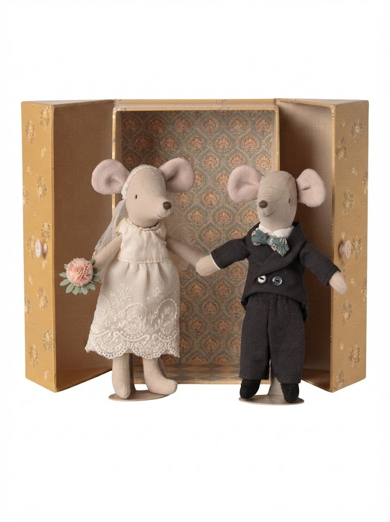 Wedding Mice couple in box.  Mum and dad