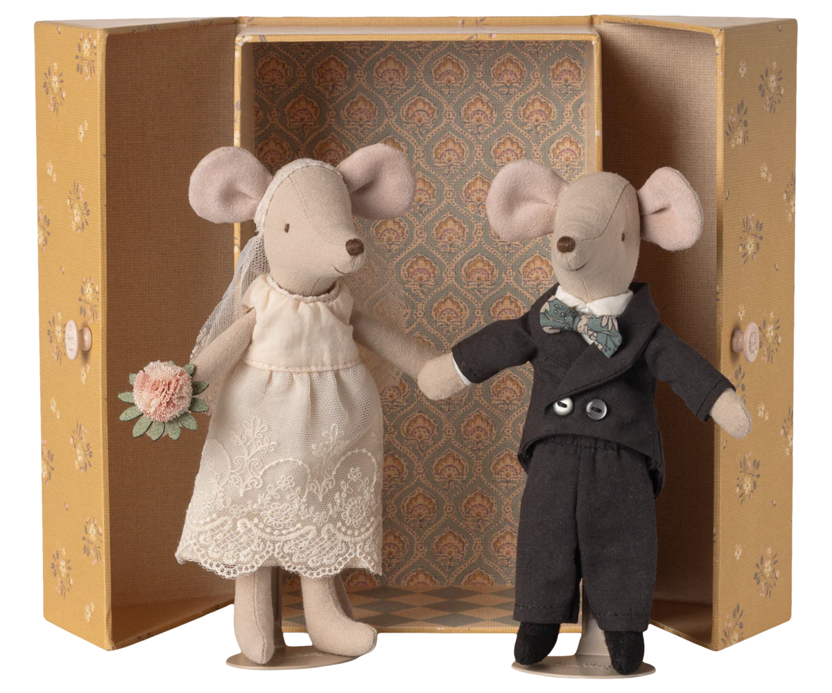 Wedding Mice couple in box.  Mum and dad